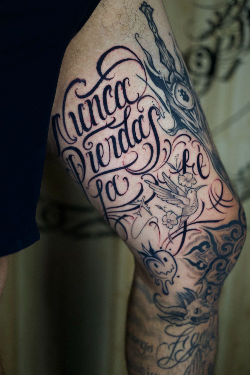 chicano script lettering sleeve tattoo reading Nunca pierdas la fe by Antwan Rodriguez, West Palm Beach FL
